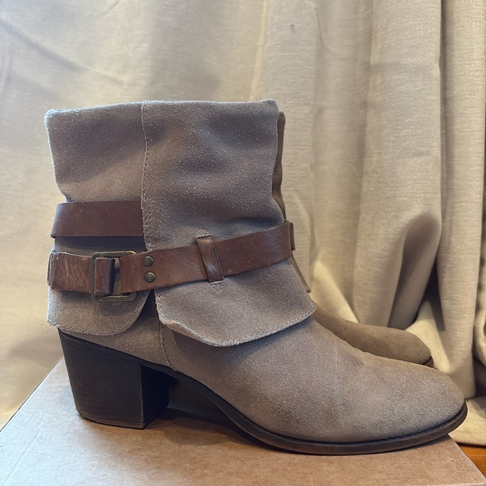 Women’s size 11 Nine West suede and leather detail ankle boots